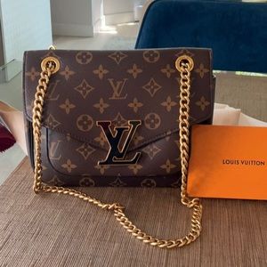Louis Vuitton Passy monogram bag, like NEW. W/dust bag